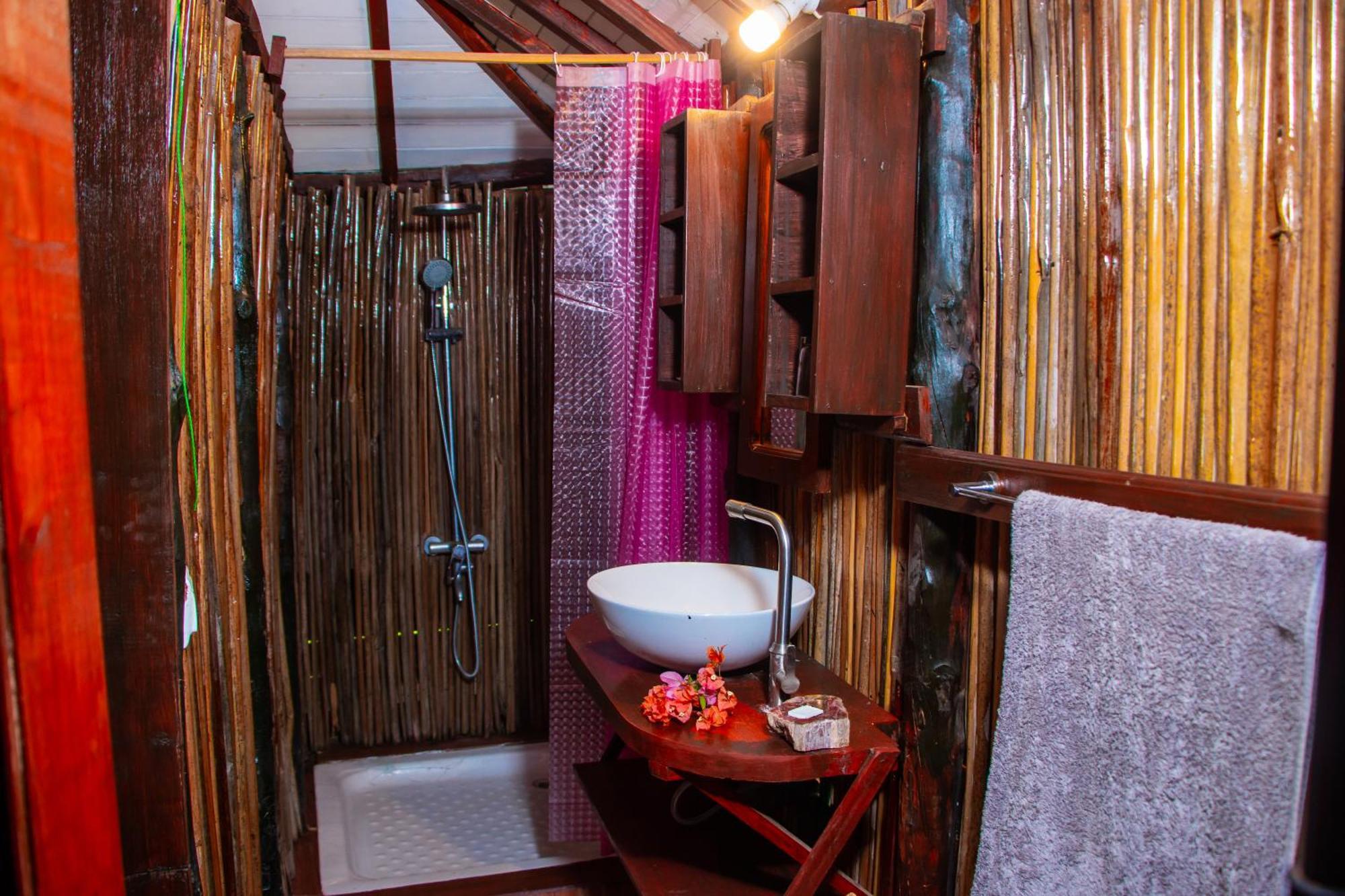 Ampazony Oasis Lodge Mahajanga Exterior foto